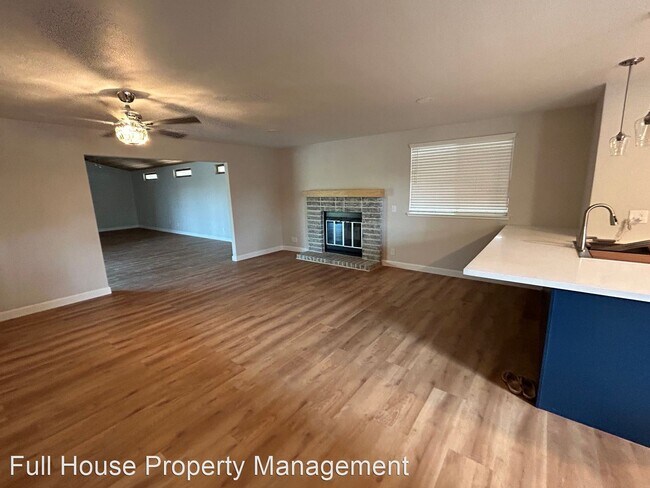 Building Photo - 3 br, 3 bath House - 1031 Greenfield