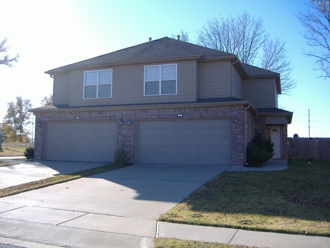 Foto del edificio - ***898 Oakwood***