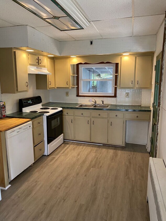 Primary Photo - Large 2 BD End Unit With Off Street Parkin...