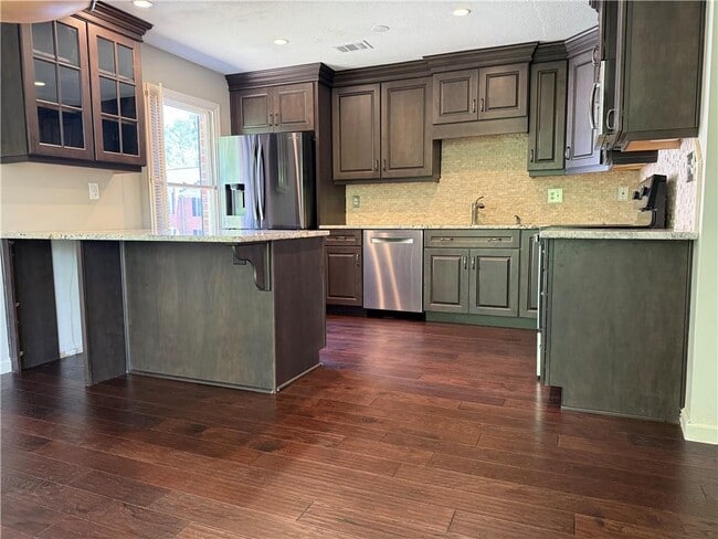 Building Photo - 4 Plantation Dr NE