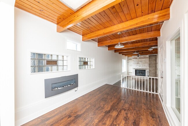Foto del edificio - 5742 N Milwaukee Ave