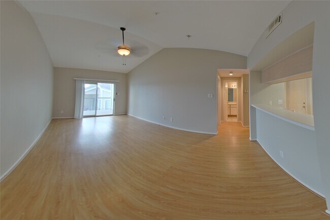 Foto del edificio - 12800 Melville Dr