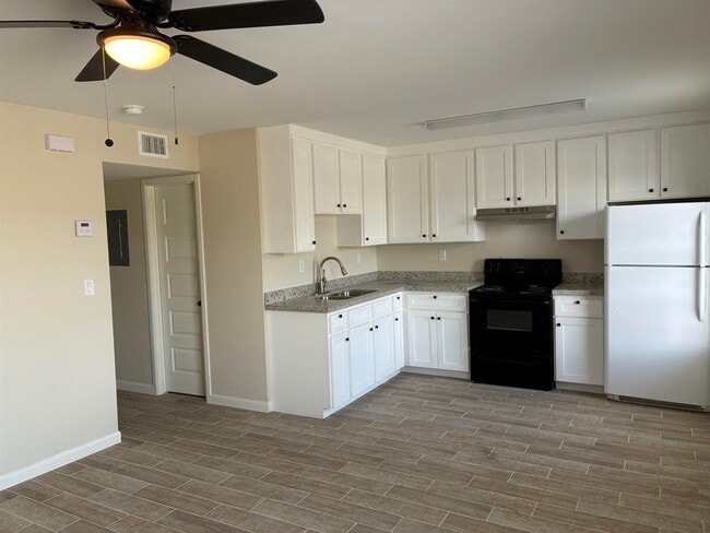 Building Photo - 705 Bustamante St