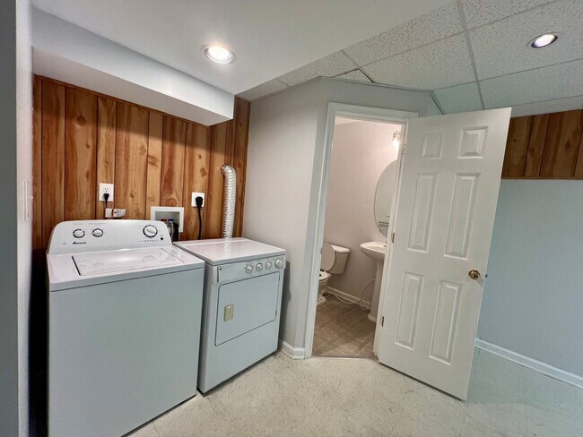 Building Photo - Three Level Townhome in the Mills Farm Com...