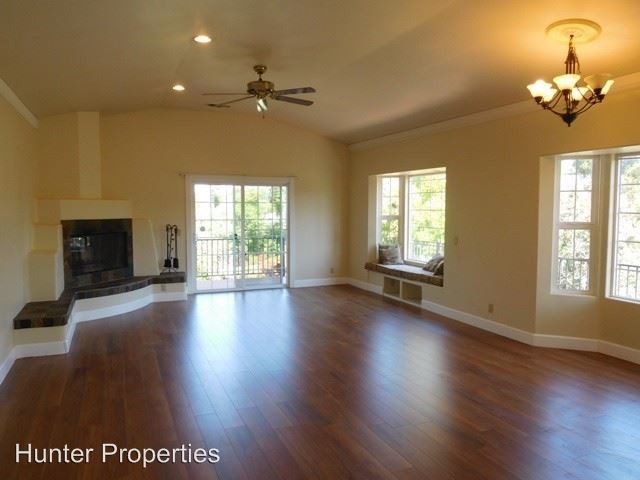 Building Photo - 902 Requeza St