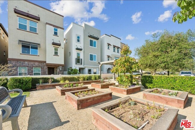 Foto del edificio - 605 Daniel Freeman Cir