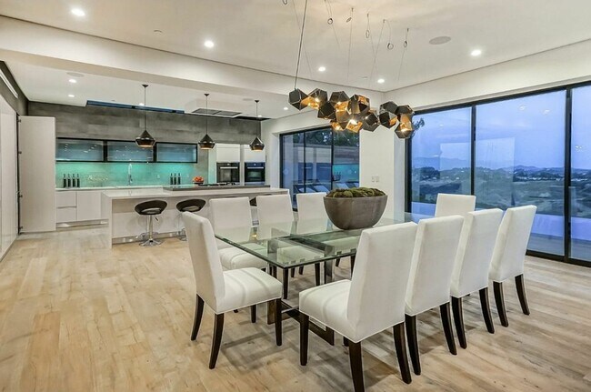 Foto del edificio - 2484 Roscomare Rd