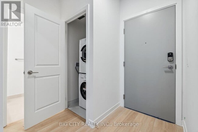 Building Photo - 30 Upper Mall Wy