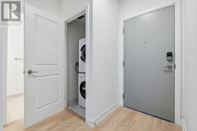 Photo du bâtiment - 30 Upper Mall Wy