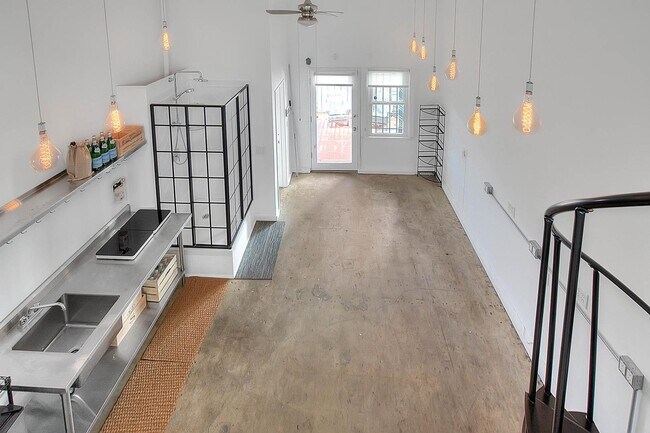 Building Photo - 1135 N La Brea Ave