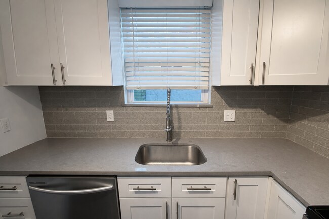 Foto del edificio - 2 Bedroom Single Family Home w/ Private Fenced Yard | Point Breeze