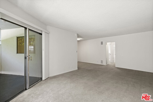Building Photo - 929 N San Vicente Blvd