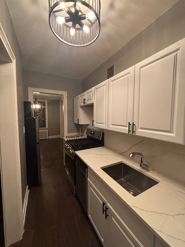 Kitchen - 2000 N Lincoln Park W