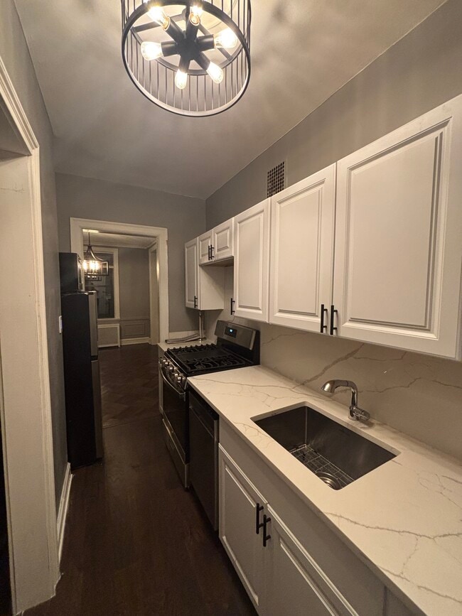 Kitchen - 2000 N Lincoln Park W