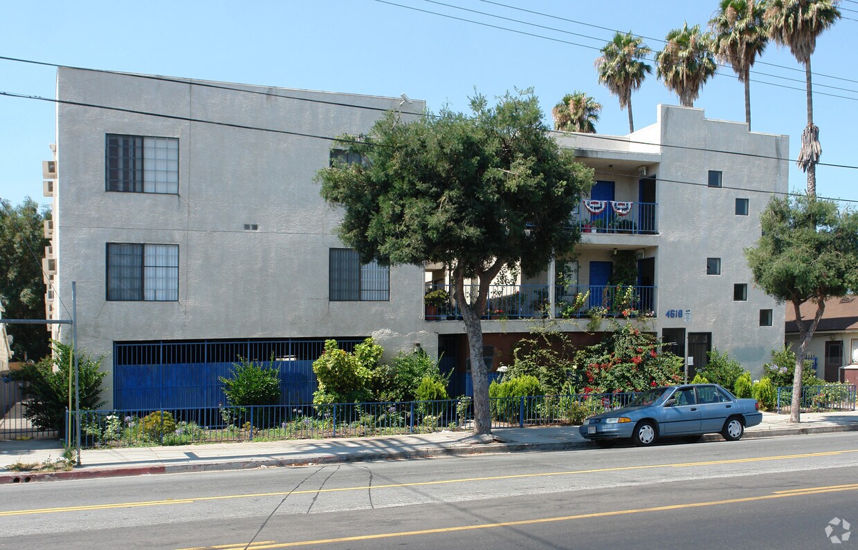 Building - 4618 York Blvd