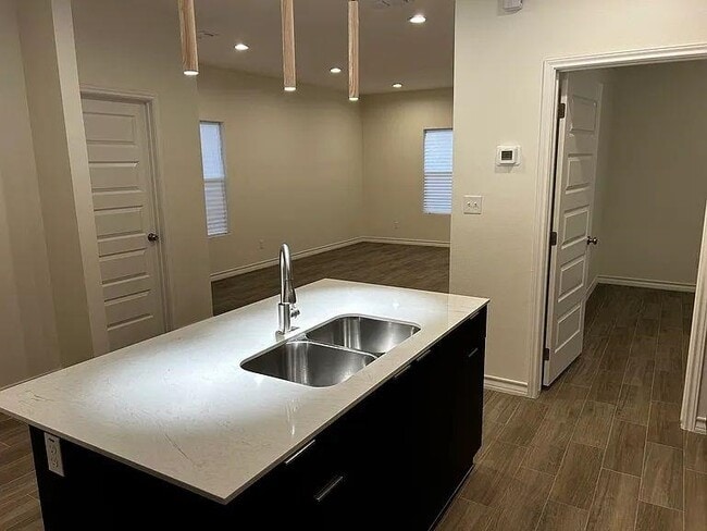 Foto del edificio - 5702 Moses Lp