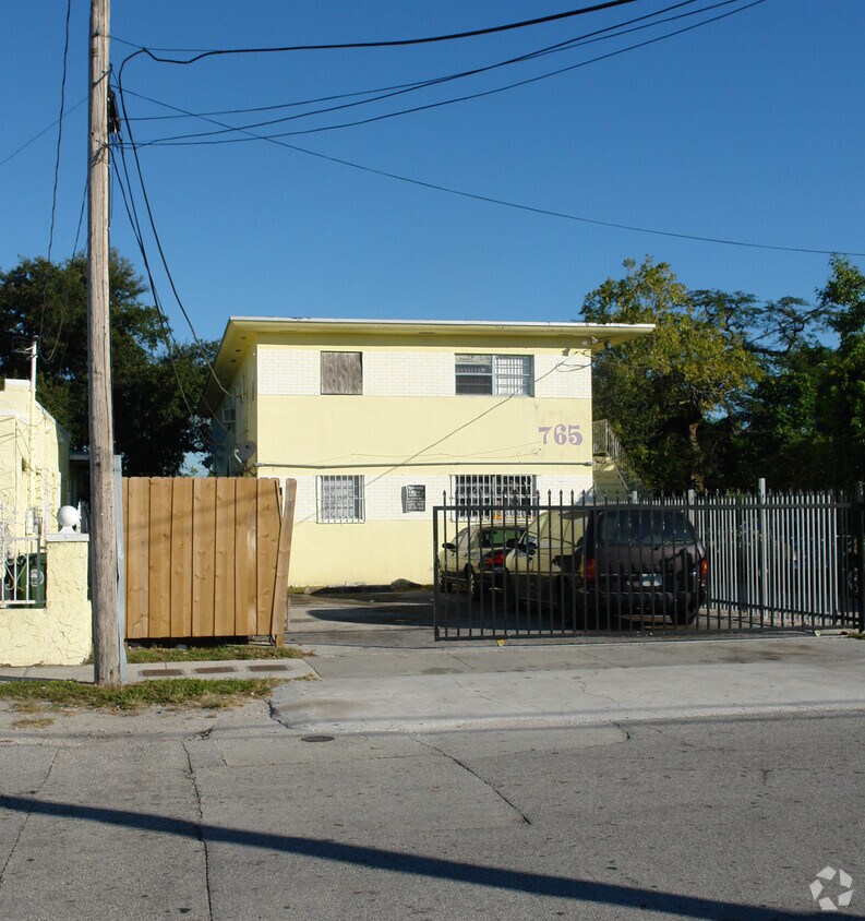 Foto del edificio - 765 NW 69th St