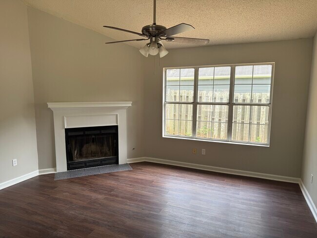 Foto del edificio - 2400 Glenmore Ct SW