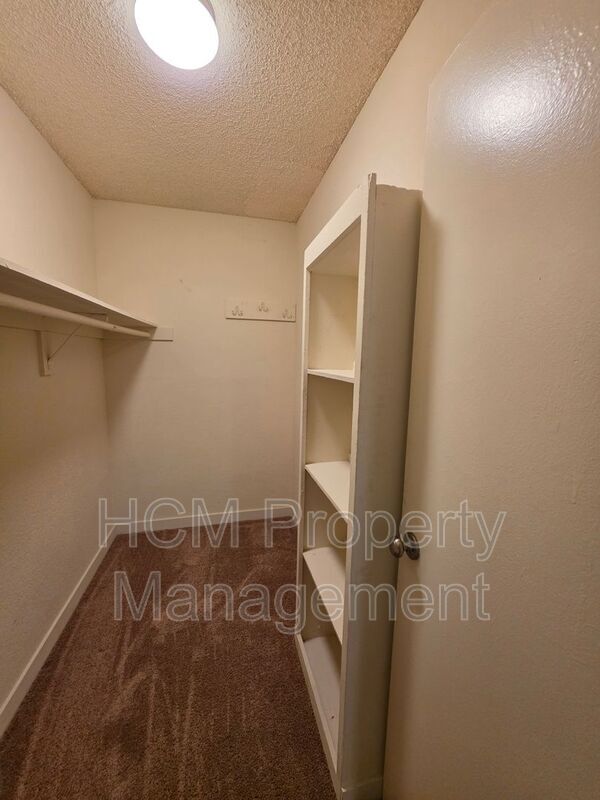 Foto del edificio - 12850 Branford St
