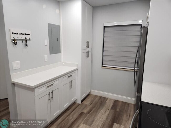 Building Photo - 3667 Carambola Cir S
