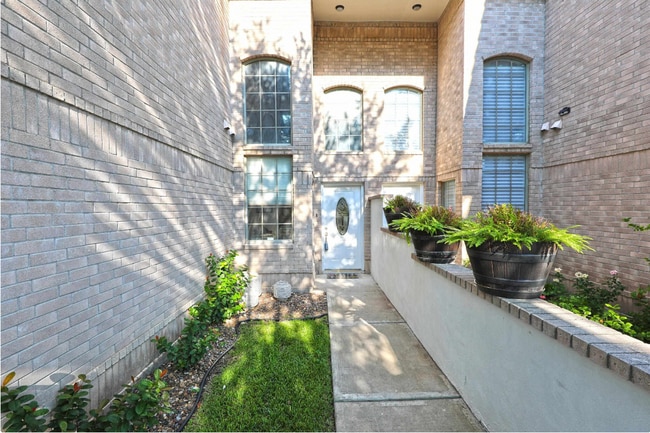 Building Photo - 7521 Country Club Dr