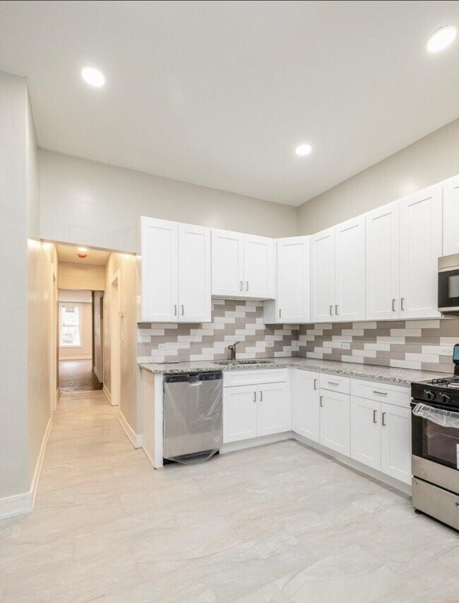 Foto del edificio - Spacious 4BR Duplex | Modern Upgrades | St...