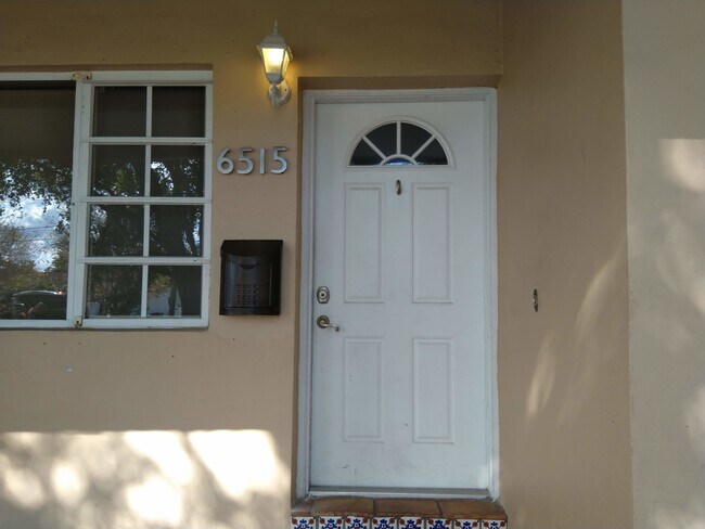 Gran porche delantero en la parte delantera - 6515 SW 48th St