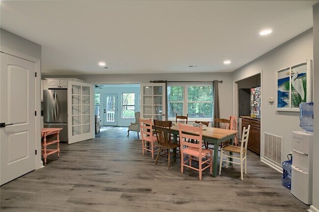 Foto del edificio - 764 Lovers Ln