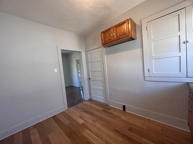 Building Photo - 911 Main-W