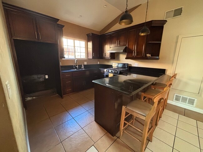 Building Photo - 1817 N Ave 53