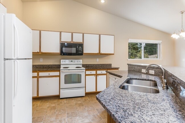 Building Photo - Inviting 3 Bedroom/2 Bathroom Duplex in Puyallup! Two Car Garage, Fenced Yard, Cul-de-Sac, New Pl...