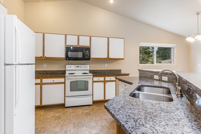 Foto del edificio - Inviting 3 Bedroom/2 Bathroom Duplex in Puyallup! Two Car Garage, Fenced Yard, Cul-de-Sac, New Pl...