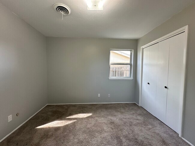 Foto del edificio - 5111 Benton Dr
