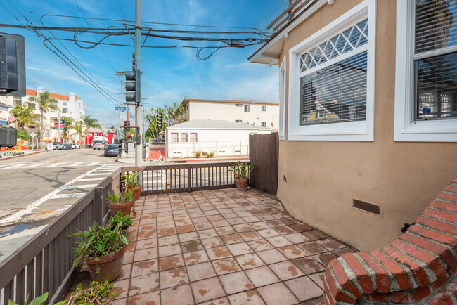 Building Photo - 62 Rose Ave