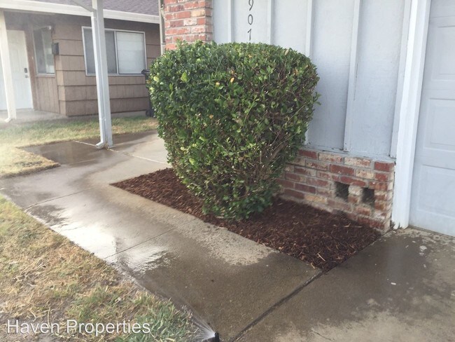 Building Photo - 9075-9077 Salmon Falls Dr