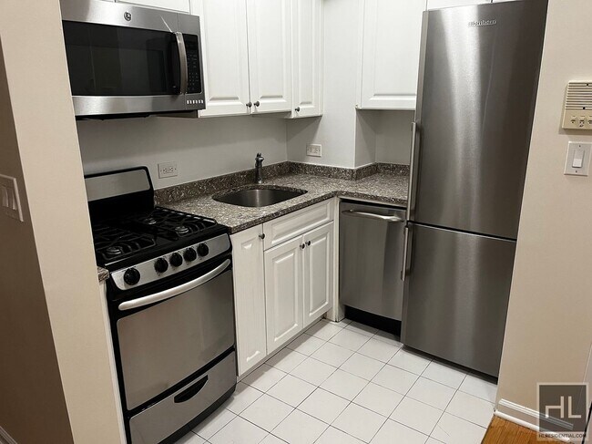 Foto del edificio - West 56th Street - Bright One-Bedroom Apar...
