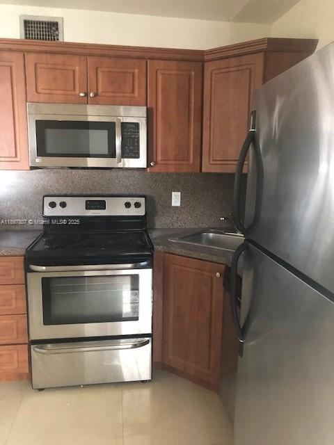 Building Photo - 1002 Douglas Rd