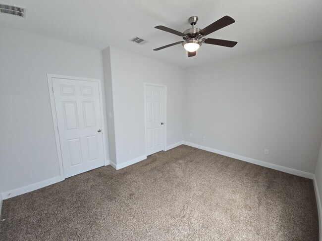 Foto del edificio - 8235 Locksley Rd