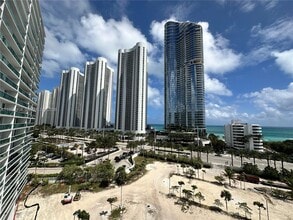 Building Photo - 100 Bayview Dr