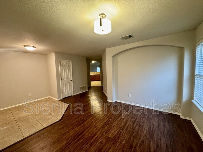 Building Photo - 205 Bluebonnet Tr