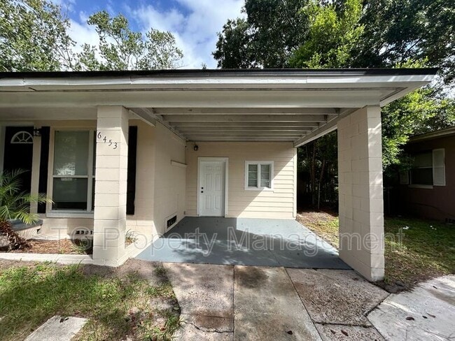 Foto del edificio - 6453 Burgundy Rd S