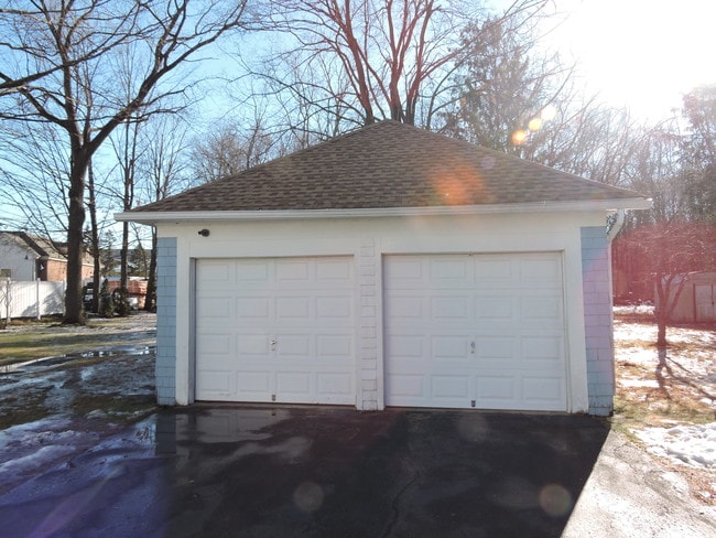 Building Photo - 17 Naubuc Ave
