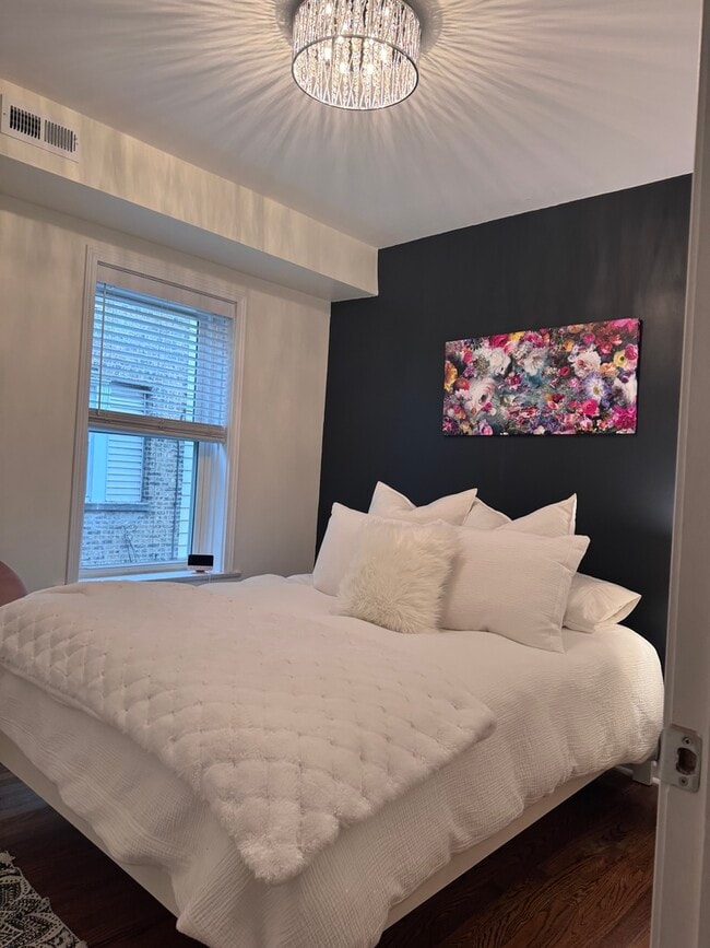 Foto del edificio - 4741 N Maplewood Ave