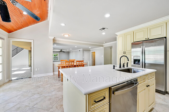 Building Photo - 1383 Ashbourne Dr