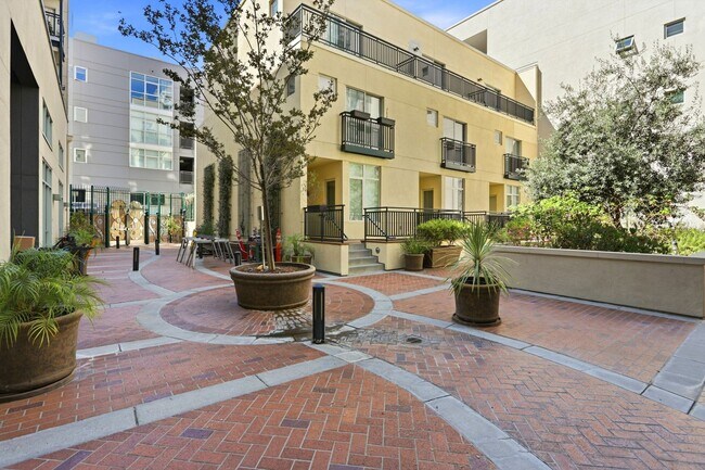 Foto del edificio - Downtown Living at its Best.