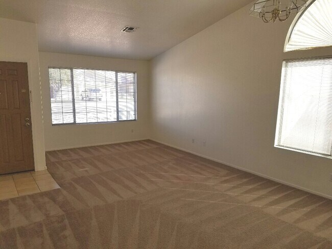Foto del edificio - SPACIOUS HOME IN GREAT NORTHWEST LOCATION!