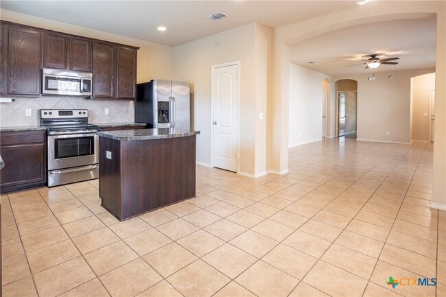 Building Photo - 433 Stonebrook Dr