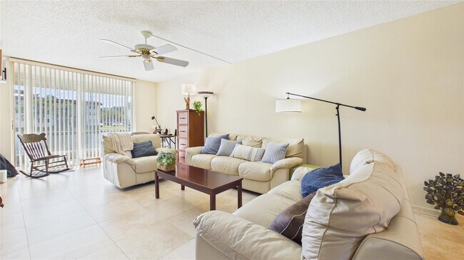 Foto del edificio - 381 S Hollybrook Dr