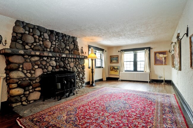 Building Photo - 796 Center St