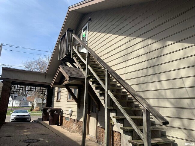 Building Photo - 513 W Loucks Ave